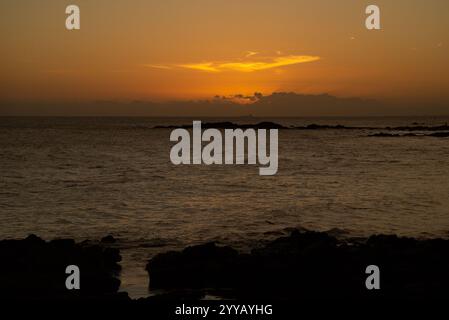 Wunderschöner und romantischer Sonnenuntergang in Orange über dem Meer. Geschützte Umgebung. Brasilien Stockfoto