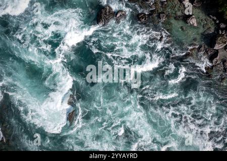 Wildwasser von oben nach unten von der Drohne Stockfoto