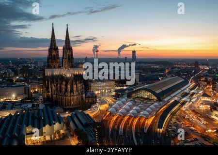 Kölner Dom bei Sonnenuntergang, Deutschland Stockfoto