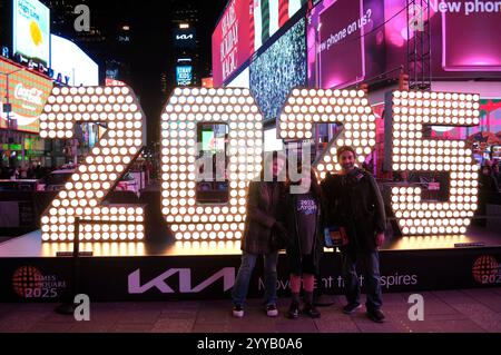 New York, USA. Dezember 2024. Die Leute posieren an den Neujahrszahlen 2025 im Times Square, Manhattan, New York City. (Credit Image: © Jimin Kim/SOPA Images via ZUMA Press Wire) NUR REDAKTIONELLE VERWENDUNG! Nicht für kommerzielle ZWECKE! Stockfoto