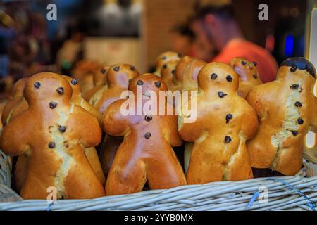 Mannele, Mannala oder Stutenkerl Brioche, ein traditionelles elsässisches, schweizerisches und deutsches Weihnachtsgebäck, der Straßburger Weihnachtsmarkt, Frankreich Stockfoto