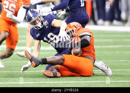 New Orleans, Usa. Dezember 2024. Sam Houston State Bearkats Linebacker CJ Johnson (28) erholt sich einen erzwungenen Fumble des Georgia Southern Eagles Wide Receivers Josh Dallas (19) während der zweiten Hälfte des R L Carriers New Orleans Bowl am Donnerstag, den 19. Dezember 2024 in New Orleans, Louisiana. (Foto: Peter G. Forest/SipaUSA) Credit: SIPA USA/Alamy Live News Stockfoto