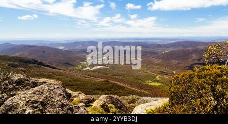 Blick auf die Landschaft entlang des Porcupine Walking Track an einem Sommertag im Kosciuszko National Park, Snowy Mountains, New South Wales, Australien Stockfoto