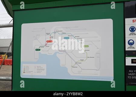 Karte der geplanten Vorortbahn, neben der Baustelle des geplanten Bahnhofs der Monash University Stockfoto