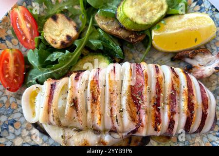 Gegrillter Tintenfisch mit Salat und geröstetem Gemüse Stockfoto