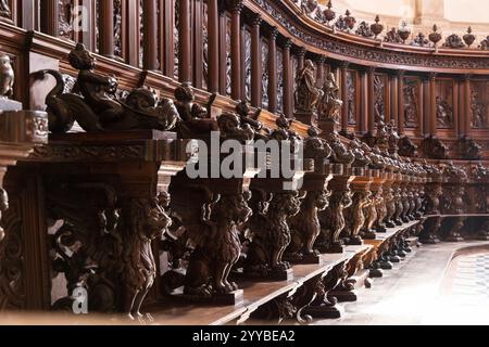 März 2023. Italien, Venedig. Kirche San Giorgio Maggiore im Inneren. Geschnitzte Chorsitze aus Holz. Stockfoto