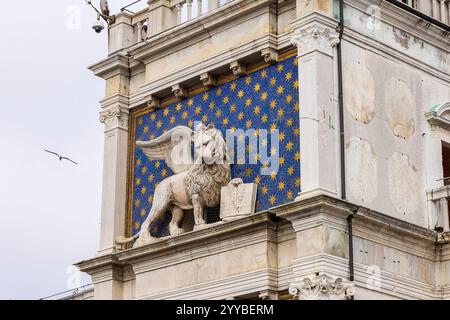 Italien, Venedig. Piazza San Marco. Markusuhrturm mit Details. Statue des Löwen von St. Markus. Stockfoto