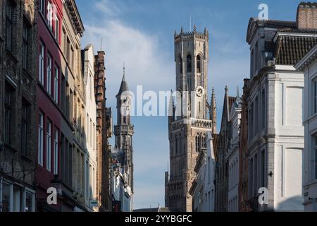 Vlamingstraat, Historiummuseum in der neogotischen Residenz des Gouverneurs aus dem XX. Jahrhundert und Brabantinisches gotisches Belfort van Brugge (Glockenturm von Brügge) Stockfoto