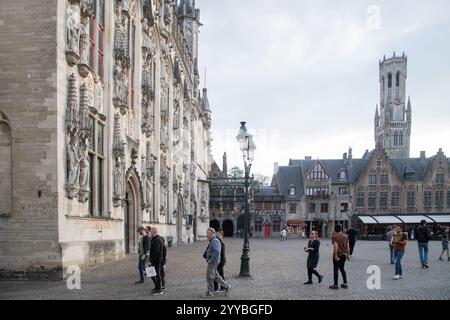 Brabantinisches gotisches Stadhuis van Brugge / Hôtel de ville de Brügge (Rathaus von Brügge) erbaut aus dem XIV. Bis XV. Jahrhundert und romanische und gotische Basiliek van het Stockfoto