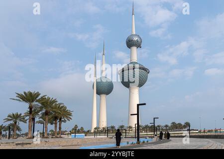 Kuwait Towers und Dasman Beach in Kuwait City. Der Bau ist auch bekannt als Kuwait Water Towers und wurde zu einem Wahrzeichen und Symbol des modernen Kuwait. Stockfoto