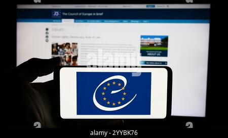 Deutschland. Juni 2024. In dieser Fotoabbildung hält eine Person ein Handy mit dem Logo der Menschenrechtsorganisation Council of Europe (CoE) vor der Webseite. (Foto von Timon Schneider/SOPA Images/SIPA USA) *** ausschließlich für redaktionelle Nachrichten *** Credit: SIPA USA/Alamy Live News Stockfoto