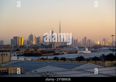 Panorama-Skyline von Dubai mit Reflexion in Pastellfarben bei Sonnenuntergang Stockfoto