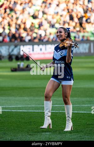 Melbourne, Victoria, Australien. Dezember 2024. Die Violinistin Evangeline Victoria tritt vor der Menge vor Runde 9 der A-League Männer 2024 auf – Melbourne Victory FC gegen Melbourne City FC im AAMI Park am 21. Dezember 2024 in Melbourne, Australien. (Kreditbild: © James Forrester/ZUMA Press Wire) NUR REDAKTIONELLE VERWENDUNG! Nicht für kommerzielle ZWECKE! Stockfoto