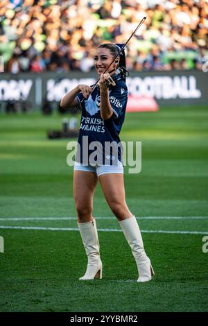 Melbourne, Victoria, Australien. Dezember 2024. Die Violinistin Evangeline Victoria tritt vor der Menge vor Runde 9 der A-League Männer 2024 auf – Melbourne Victory FC gegen Melbourne City FC im AAMI Park am 21. Dezember 2024 in Melbourne, Australien. (Kreditbild: © James Forrester/ZUMA Press Wire) NUR REDAKTIONELLE VERWENDUNG! Nicht für kommerzielle ZWECKE! Stockfoto