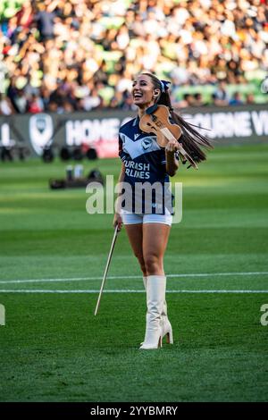 Melbourne, Victoria, Australien. Dezember 2024. Die Violinistin Evangeline Victoria tritt vor der Menge vor Runde 9 der A-League Männer 2024 auf – Melbourne Victory FC gegen Melbourne City FC im AAMI Park am 21. Dezember 2024 in Melbourne, Australien. (Kreditbild: © James Forrester/ZUMA Press Wire) NUR REDAKTIONELLE VERWENDUNG! Nicht für kommerzielle ZWECKE! Stockfoto