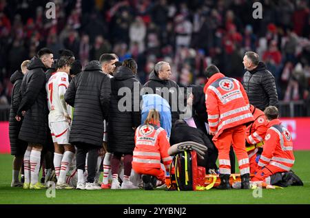Benjamin Henrichs RasenBallsport RB Leipzig RBL (39) verletzt Verletzung trage Sanitaeter Trainer Marco Rose RasenBallsport RB Leipzig RBL FC BAYERN MÜNCHEN FCB VS. RB LEIPZIG RBL 20.12.2024 DFL-VORSCHRIFTEN VERBIETEN JEDE VERWENDUNG VON FOTOS ALS BILDSEQUENZEN UND/ODER QUASI-VIDEO Stockfoto