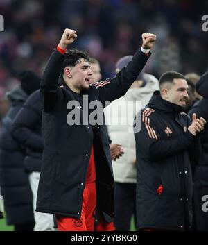München, Deutschland, 20. Dezember 2024: Fussball, Herren, Bundesliga, Saison 2024/2025, FC Bayern München - RB Leipzig, Allianz Arena Aleksandar Pavlovic (FC Bayern München) jubel nach Spielende DFB, DFL-Vorschriften verbieten jede Verwendung von Fotografien als Bildsequenzen und/oder Quasi-Video Stockfoto