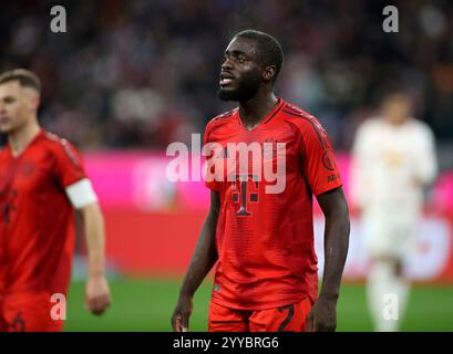 München, Deutschland, 20. Dezember 2024: Fussball, Herren, Bundesliga, Saison 2024/2025, FC Bayern München - RB Leipzig, Allianz Arena Dayot Upamecano (FC Bayern München) stehen, Kopf, Oberkörper DFB, DFL-Vorschriften verbieten jede Verwendung von Fotografien als Bildsequenzen und/oder Quasi-Video Stockfoto