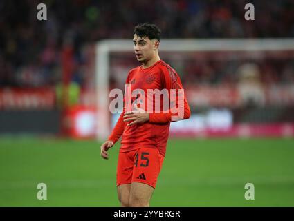 München, Deutschland, 20. Dezember 2024: Fussball, Herren, Bundesliga, Saison 2024/2025, FC Bayern München - RB Leipzig, Allianz Arena Aleksandar Pavlovic (FC Bayern München) stehen, Kopf, Oberkörper DFB, DFL-Vorschriften verbieten jede Verwendung von Fotografien als Bildsequenzen und/oder Quasi-Video Stockfoto