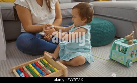 Mutter und Tochter spielen zusammen in einem gemütlichen Wohnzimmer und demonstrieren Liebe und Familienbindung mit Spielzeug und praktischen Aktivitäten. Stockfoto