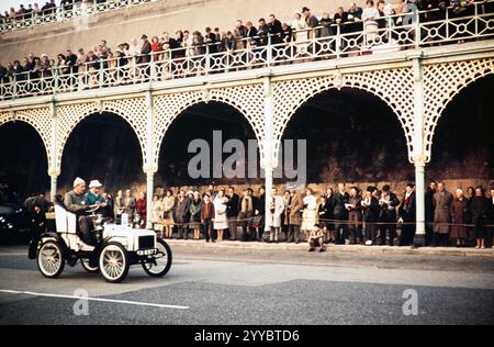 Humberette Car c 1903 Finishing the London to Brighton Veteran Car Run Vehicle Rallye, 6. November 1960, Brighton, Sussex, England, Großbritannien Stockfoto