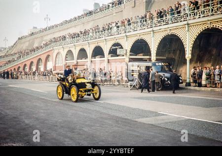 Wolseley Car 1902, O-53, Finishing the London to Brighton Veteran Car Run Vehicle Rallye, 6. November 1960, Brighton, Sussex, England, Großbritannien Stockfoto