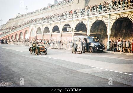 1904 Humberette Car LKX 3, Finishing the London to Brighton Veteran Car Run Vehicle Rallye, 6. November 1960, Brighton, Sussex, England, Großbritannien Stockfoto