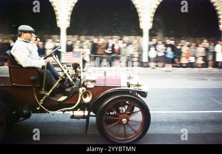 Oldtimer mit amerikanischer Flagge, der die Rallye von London nach Brighton beendet, 6. November 1960, Brighton, Sussex, England, Großbritannien Stockfoto