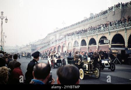 Cars Finishing the London to Brighton Veteran Car Run Vehicle Rallye, 6. November 1960, Brighton, Sussex, England, Großbritannien Stockfoto