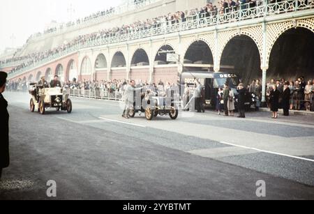 CR13 und CR 3 Cars beenden die Rallye von London nach Brighton, 6. November 1960, Brighton, Sussex, England, Großbritannien Stockfoto