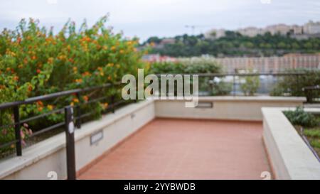 Verschwommene Outdoor-Szene in monaco mit defokussiertem, luxuriösem Blick auf die Straße mit Grün und ferne Architektur unter einem bewölkten Himmel, die eine abstrakte Atmosphäre schafft Stockfoto
