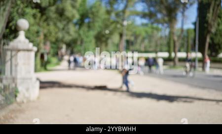 Verschwommenes Bild von Menschen, die in den Gärten der Villa borghese in rom spazieren und Radfahren, mit unscharfen Bäumen Hintergrund, die eine ruhige Bokeh-Atmosphäre im Freien schaffen. Stockfoto