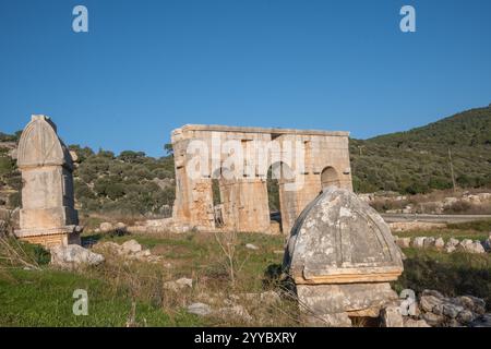 Patara Lykische und römische Ruinen, historisches römisches Eingangstor und lykische Felsengräber türkei Stockfoto