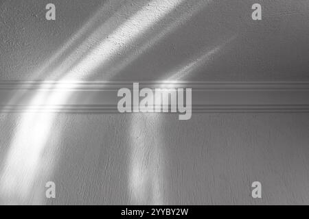 Abstraktes weißes Innenfragment mit Lichtstrahlen über Vorderwand und Decke Stockfoto