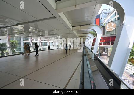 Blick auf den erhöhten Ratchaprasong Skywalk von der Chitlom BTS Skytrain Station, mit bequemem Zugang zu großen Geschäftsgebäuden und Hotels Stockfoto