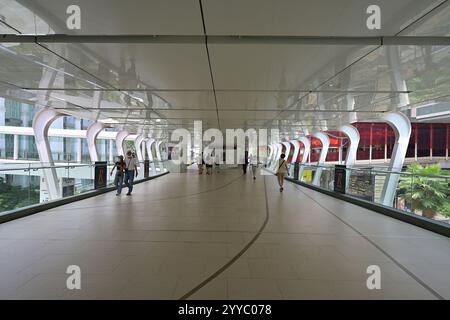 Der erhöhte Ratchaprasong Skywalk erstreckt sich über die Bahnhöfe Chit Lom und Siam BTS Skytrain im Zentrum von Bangkok und bietet bequemen Zugang über die Fahrbahn Stockfoto