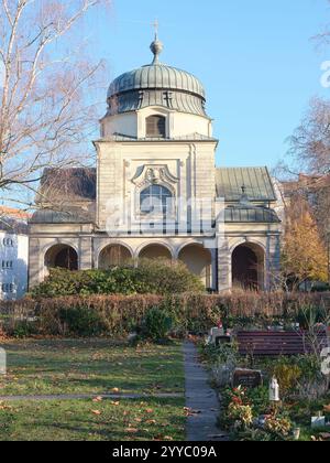 Berlin, Deutschland, 1. Dezember 2024, Friedhofskapelle auf dem alten Matthäuskirchhof in Berlin-Schöneberg Stockfoto