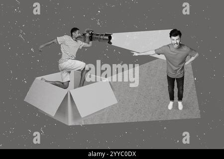 Collagenfoto eines jungen, aggressiven Schülers mit orangefarbenem T-Shirt, Finger direkt versteckter geheimer Paparazzi-Kameramann, isoliert auf grünem Hintergrund Stockfoto