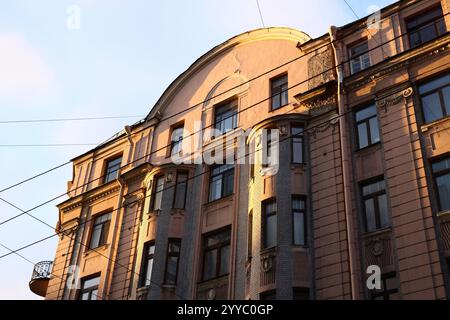 Ein atemberaubender und atemberaubender Blick auf ein klassisches historisches Gebäude mit komplizierter Architektur zur goldenen Stunde Stockfoto