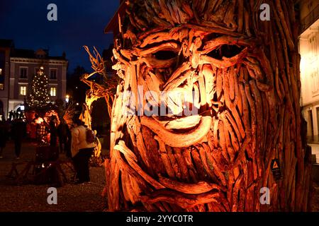 Evian, Frankreich. Dezember 2024. Skulpturen im fabelhaften Dorf, wo die Legenden der Flottins. Skulpturen in dem fabelhaften Dorf, wo die Legenden der Flottinen erzählt werden, in Evian les bains, in Haute-Savoie, am Ufer des Genfer Sees am Mittwoch, den 18. Dezember 2024. Quelle: SOPA Images Limited/Alamy Live News Stockfoto