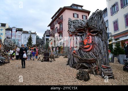 Evian, Frankreich. Dezember 2024. Menschen und Skulpturen in dem fabelhaften Dorf, wo die Legenden der Flottins. Skulpturen in dem fabelhaften Dorf, wo die Legenden der Flottinen erzählt werden, in Evian les bains, in Haute-Savoie, am Ufer des Genfer Sees am Mittwoch, den 18. Dezember 2024. (Foto: Romain Doucelin/SOPA Images/SIPA USA) Credit: SIPA USA/Alamy Live News Stockfoto