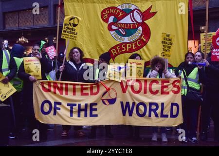 London, Großbritannien. Dezember 2024. Harrods-Arbeiter protestieren am letzten Wochenende vor Weihnachten vor dem berühmten Kaufhaus in Knightsbridge, während sie ihren Streik feierten. Quelle: Vuk Valcic/Alamy Live News Stockfoto