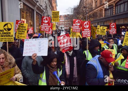 London, Großbritannien. Dezember 2024. Harrods-Arbeiter protestieren am letzten Wochenende vor Weihnachten vor dem berühmten Kaufhaus in Knightsbridge, während sie ihren Streik feierten. Quelle: Vuk Valcic/Alamy Live News Stockfoto