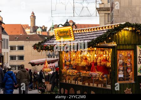 Lebkuchenverkäufer auf dem Weihnachtsmarkt in Nürnberg Stockfoto