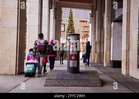 Berlin, Deutschland. Dezember 2024. Blick auf Barrieren am Breitscheidplatz zum Schutz vor Angriffen mit Fahrzeugen. Nach dem Attentat in Magdeburg diskutieren die Behörden Sicherheitsmaßnahmen für Weihnachtsmärkte. Quelle: Jörg Carstensen/dpa/Alamy Live News Stockfoto