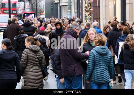 London, Großbritannien. Dezember 2024. Weihnachtseinkäufer im West End von London am letzten Samstag vor Weihnachten. Oxford Street. Quelle: Matthew Chattle/Alamy Live News Stockfoto