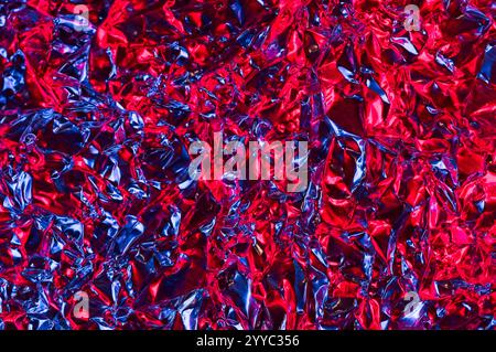 Rotes und blaues Licht auf zerknitterter Aluminiumfolie Stockfoto