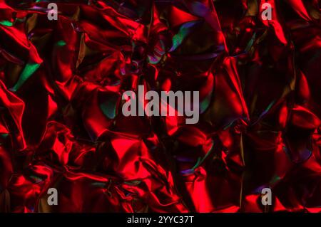 Abstrakter Hintergrund aus rotem und grünem Licht auf reflektierender Oberfläche in einem Urlaubsgefühl Stockfoto