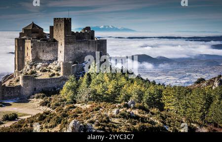 Loarre Schloss mit nebligen Hintergrund, Huesca, Aragon, Spanien Stockfoto