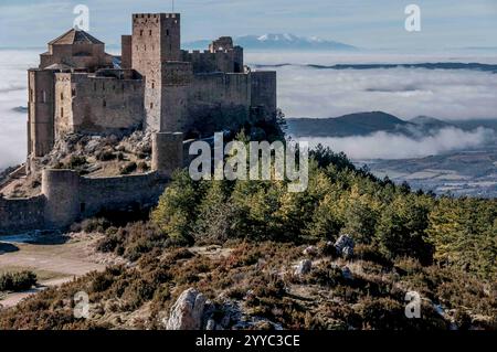 Loarre Schloss mit nebligen Hintergrund, Huesca, Aragon, Spanien Stockfoto